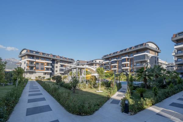 Alanya Oba’da, Lüks Sitede Geniş Bahçe Dubleksi 3+1