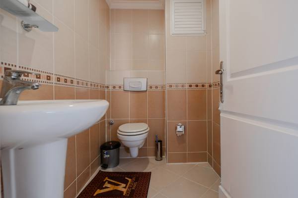 Urgent Sale – Spacious 2+1 Apartment on the First Coastline, Alanya Demirtaş