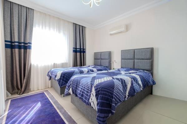 Urgent Sale – Spacious 2+1 Apartment on the First Coastline, Alanya Demirtaş