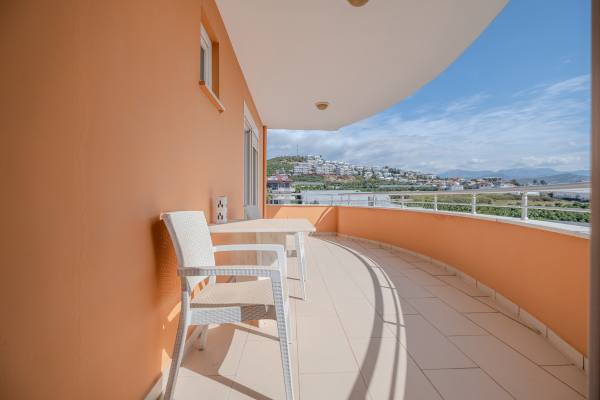 Urgent Sale – Spacious 2+1 Apartment on the First Coastline, Alanya Demirtaş