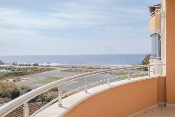 Urgent Sale – Spacious 2+1 Apartment on the First Coastline, Alanya Demirtaş