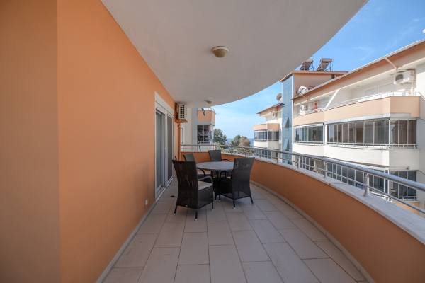 Urgent Sale – Spacious 2+1 Apartment on the First Coastline, Alanya Demirtaş