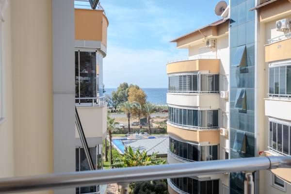 Urgent Sale – Spacious 2+1 Apartment on the First Coastline, Alanya Demirtaş