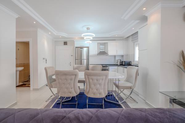 Urgent Sale – Spacious 2+1 Apartment on the First Coastline, Alanya Demirtaş