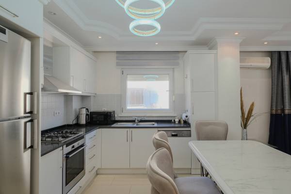 Urgent Sale – Spacious 2+1 Apartment on the First Coastline, Alanya Demirtaş