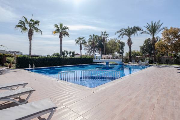 Urgent Sale – Spacious 2+1 Apartment on the First Coastline, Alanya Demirtaş