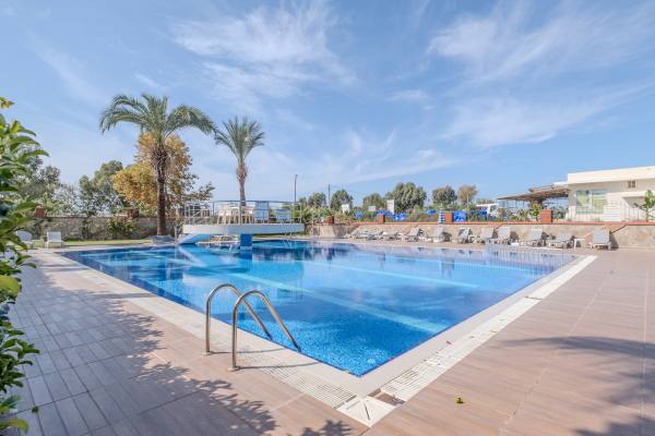 Urgent Sale – Spacious 2+1 Apartment on the First Coastline, Alanya Demirtaş