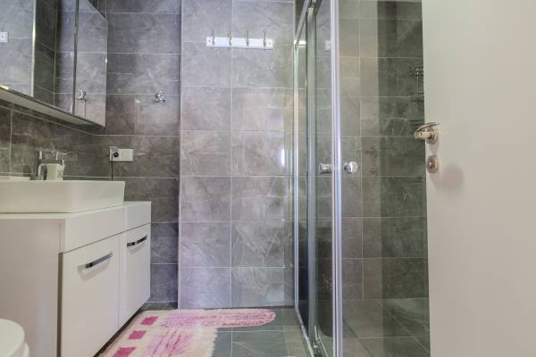 Просторная квартира 1+1 с большой террасой и видом на море