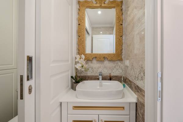 Exclusive 3+1 Apartment with Terrace and Sea View in the Heart of Alanya