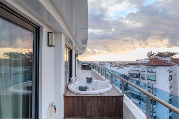 Exclusive 3+1 Apartment with Terrace and Sea View in the Heart of Alanya