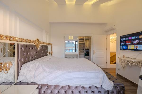 Exclusive 3+1 Apartment with Terrace and Sea View in the Heart of Alanya