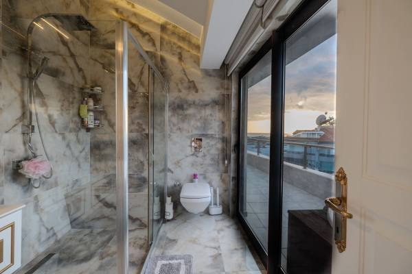 Exclusive 3+1 Apartment with Terrace and Sea View in the Heart of Alanya