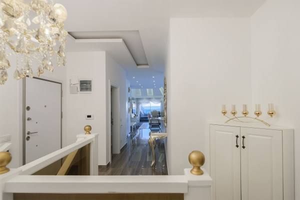 Exclusive 3+1 Apartment with Terrace and Sea View in the Heart of Alanya