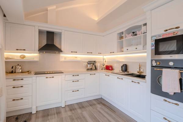 Exclusive 3+1 Apartment with Terrace and Sea View in the Heart of Alanya