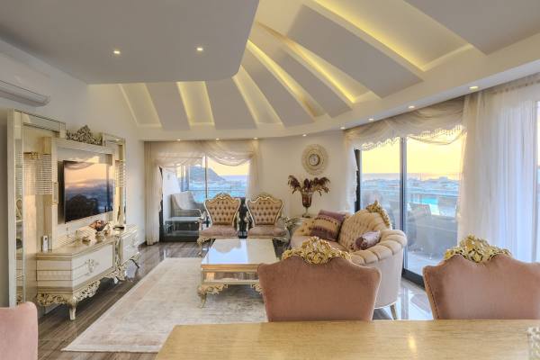 Exclusive 3+1 Apartment with Terrace and Sea View in the Heart of Alanya