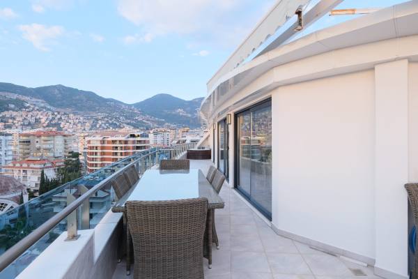 Exclusive 3+1 Apartment with Terrace and Sea View in the Heart of Alanya