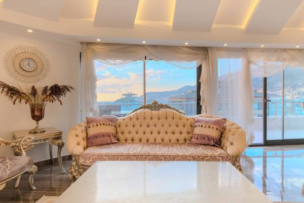 Exclusive 3+1 Apartment with Terrace and Sea View in the Heart of Alanya