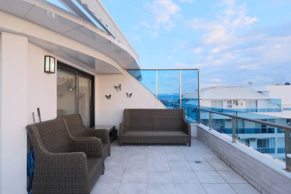Exclusive 3+1 Apartment with Terrace and Sea View in the Heart of Alanya