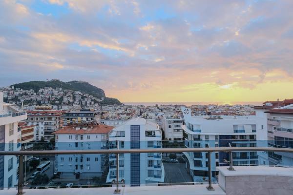 Exclusive 3+1 Apartment with Terrace and Sea View in the Heart of Alanya