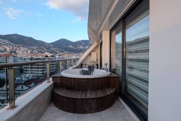 Exclusive 3+1 Apartment with Terrace and Sea View in the Heart of Alanya