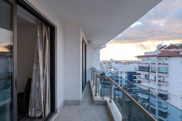 Exclusive 3+1 Apartment with Terrace and Sea View in the Heart of Alanya