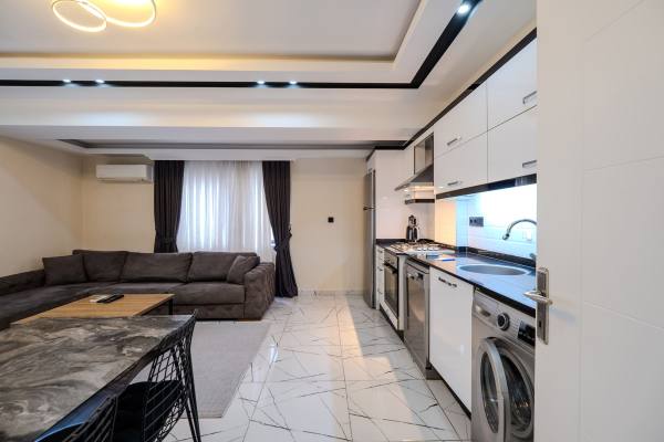 Alanya Merkezde Denize 150m Eşyalı Kiralık Daire