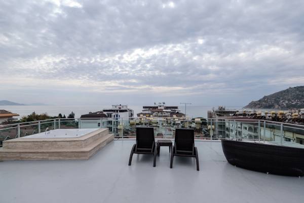 Alanya Merkezde Denize 150m Eşyalı Kiralık Daire