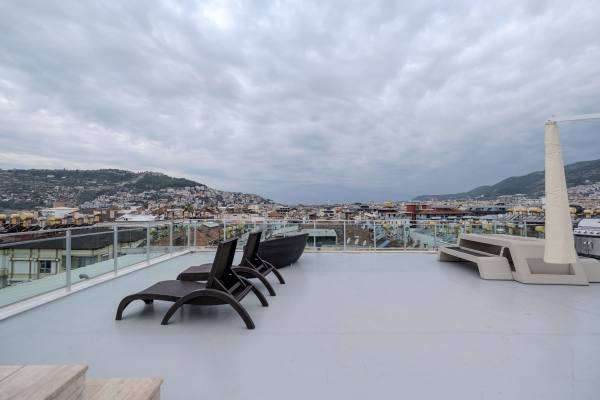 Alanya Merkezde Denize 150m Eşyalı Kiralık Daire