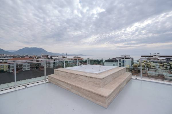 Alanya Merkezde Denize 150m Eşyalı Kiralık Daire