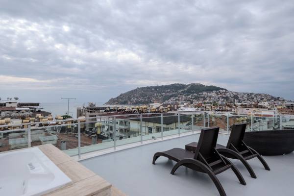 Alanya Merkezde Denize 150m Eşyalı Kiralık Daire