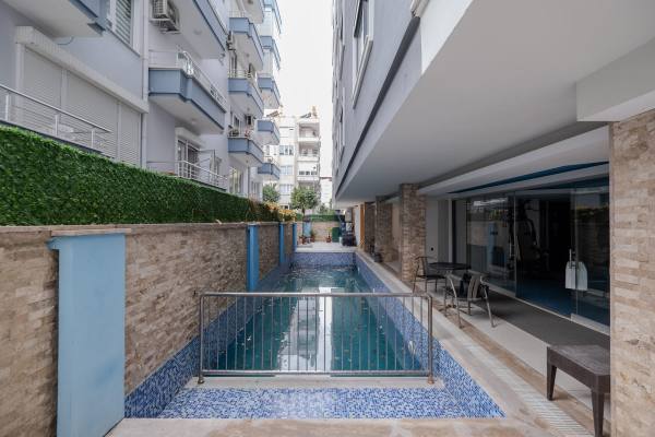 Alanya Merkezde Denize 150m Eşyalı Kiralık Daire