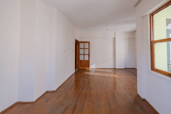 Alanya'da Merkezi Konumda Geniş Oda Kullanımlı 3+1 Kiralık