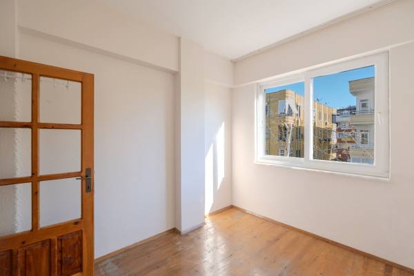 Alanya'da Merkezi Konumda Geniş Oda Kullanımlı 3+1 Kiralık
