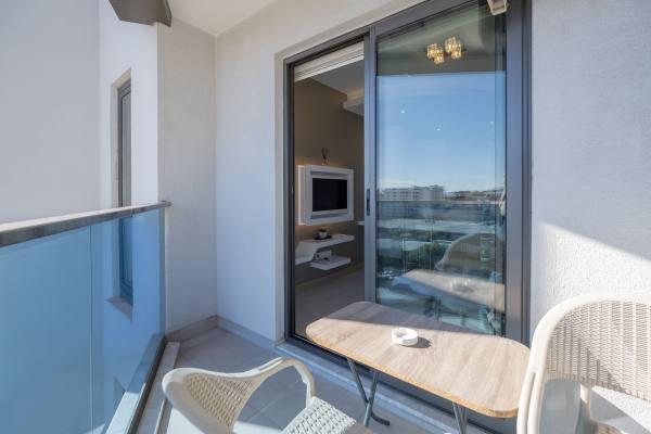 Alanya Cleopatra'da Denize Sadece 800 Metre Konumunda 1+1 Eşyalı Daire