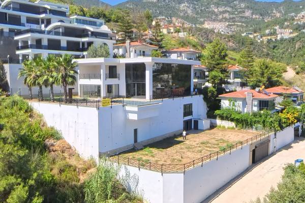 Alanya Tepe Mahallesi'nde Deniz, Kale ve Şehir Manzaralı Müstakil Villa