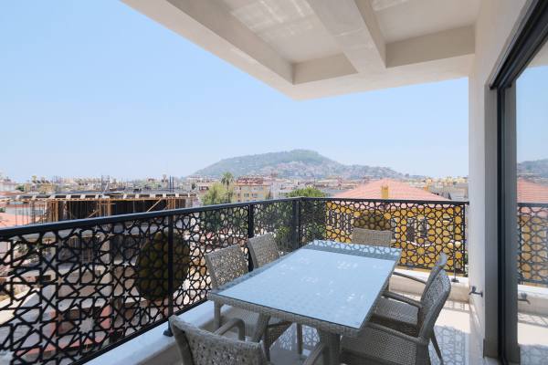 Alanya Merkez Yekta Royal Club Sitesinde 3+1 Ayrı Mutfak Kiralık