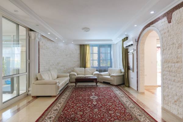 Deniz Manzaralı ve Isıtmalı Özel Havuzlu Şirin Villa