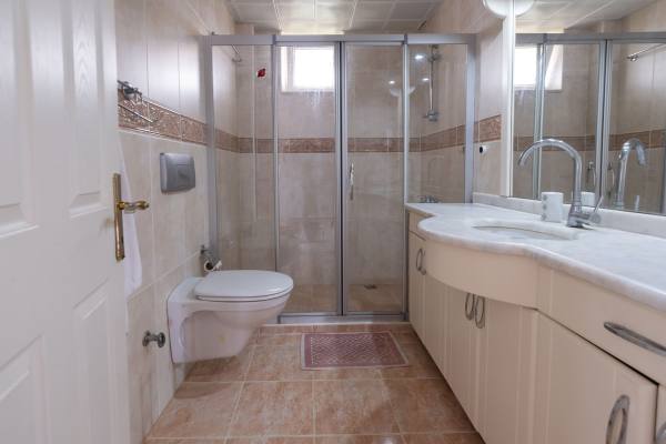 Deniz Manzaralı ve Isıtmalı Özel Havuzlu Şirin Villa