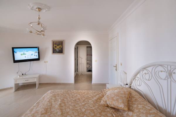 Deniz Manzaralı ve Isıtmalı Özel Havuzlu Şirin Villa