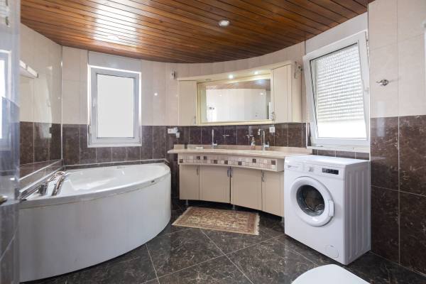 Deniz Manzaralı ve Isıtmalı Özel Havuzlu Şirin Villa