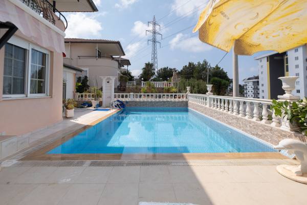 Deniz Manzaralı ve Isıtmalı Özel Havuzlu Şirin Villa