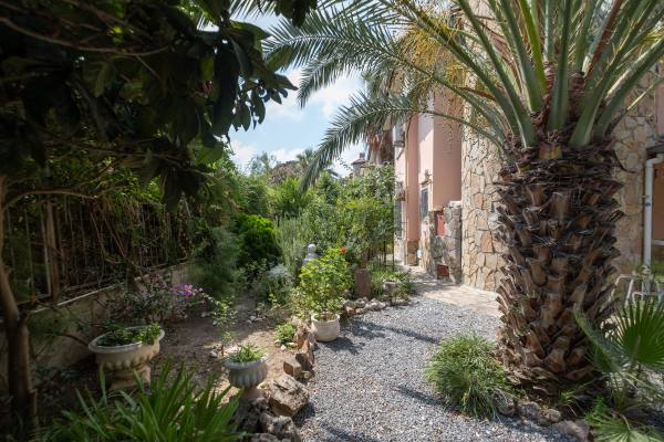 Deniz Manzaralı ve Isıtmalı Özel Havuzlu Şirin Villa