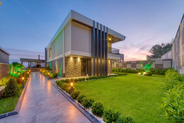 Kestel Yaylalı'da Deniz Ve Kale Manzaralı,Vatandaşlığa Uygun Lüks  4+1 Villa