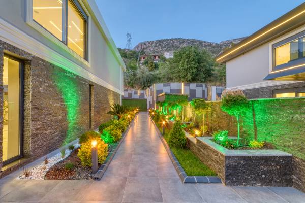 Kestel Yaylalı'da Deniz Ve Kale Manzaralı,Vatandaşlığa Uygun Lüks  4+1 Villa