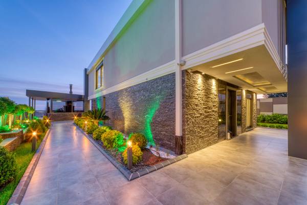 Kestel Yaylalı'da Deniz Ve Kale Manzaralı,Vatandaşlığa Uygun Lüks  4+1 Villa