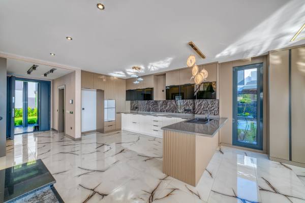 Kestel Yaylalı'da Deniz Ve Kale Manzaralı,Vatandaşlığa Uygun Lüks  4+1 Villa
