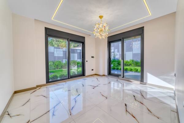 Kestel Yaylalı'da Deniz Ve Kale Manzaralı,Vatandaşlığa Uygun Lüks  4+1 Villa