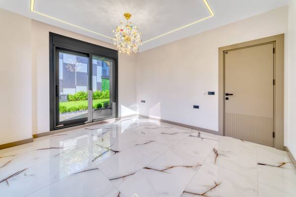 Kestel Yaylalı'da Deniz Ve Kale Manzaralı,Vatandaşlığa Uygun Lüks  4+1 Villa