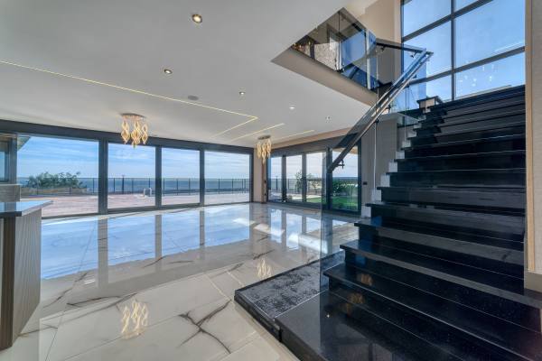 Kestel Yaylalı'da Deniz Ve Kale Manzaralı,Vatandaşlığa Uygun Lüks  4+1 Villa
