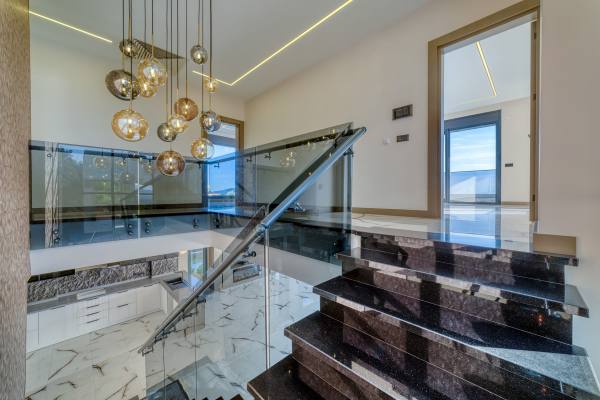 Kestel Yaylalı'da Deniz Ve Kale Manzaralı,Vatandaşlığa Uygun Lüks  4+1 Villa